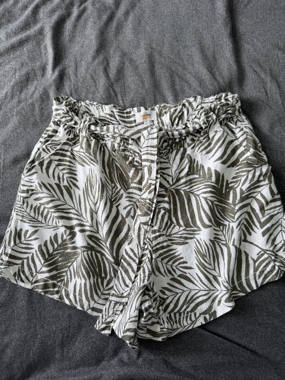 Large pull on women's shorts - olive green /white